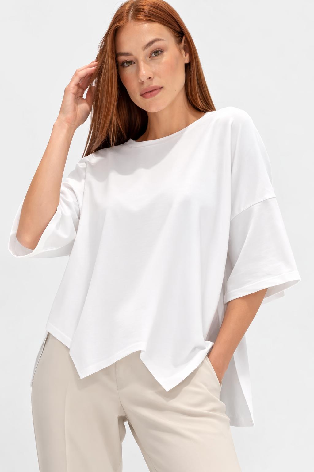 Kadın Beyaz Oversize Asimetrik Kesim Tişört